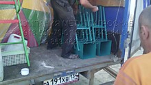 Погрузка урны уличной из металла 17 штук в грузовую газель 